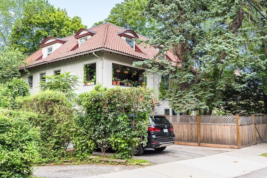 Condo in Brookline installs a new Mitsubishi ductless AC system in their home. 