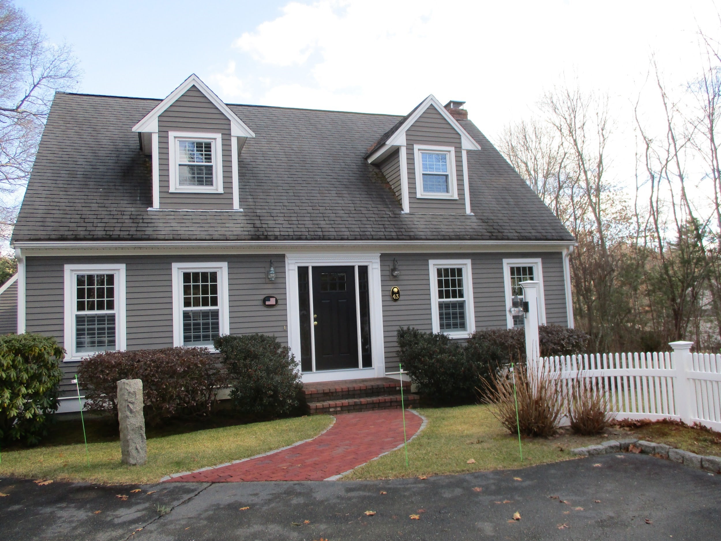 Duxbury, MA cape style home gets a Mitsubishi ductless air conditioner.