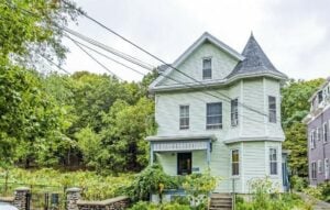 Victorian home replaces window ACs with a Mitsubishi Electric ductless air conditioning system. 